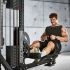 De voetsteunen van de ATX Trinity Lat Machine LSW-850 bieden extra ondersteuning bij seated rows