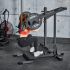 De schuine voetplaat van de ATX Squat Machine SQM-600 zorgt voor een optimale staande positionering