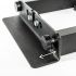 De ATX Utility Seat wordt met afstandhouders op de breedte van het rack afgestemd