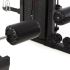 De beenrollen van de ATX Monster Full-Functional Gym voor het uitvoeren van lat pulldowns