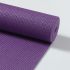 De yoga mat paars heeft een comfortabele antislip ribbelstructuur