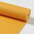 De yoga mat geel heeft een comfortabele antislip ribbelstructuur