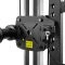 De ATX Cable Belt Squat Machine werkt middels een gewichtslede die omhoog en omlaag beweegt
