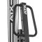 De ATX Cable Belt Squat Machine heeft lange handgrepen voor verschillende lichaamslengtes