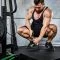 De kabel van de ATX Cable Belt Squat Machine zit verdiept in het platform voor een extra groot bewegingsbereik