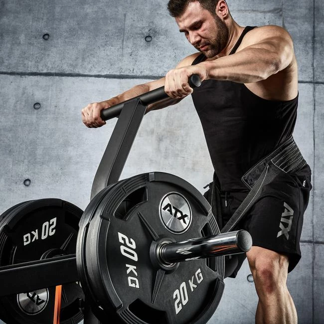 De hendel van de ATX Compact Belt Squat klapt automatisch naar voren als je aan de oefening begint