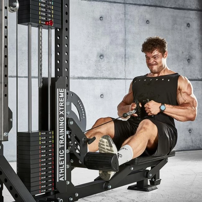 De voetsteunen van de ATX Trinity Lat Machine LSW-850 bieden extra ondersteuning bij seated rows