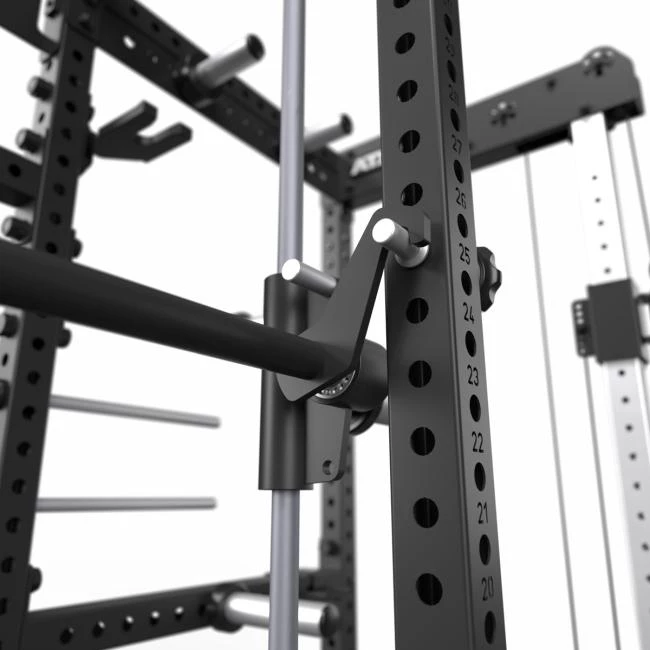 De halterstang van de ATX Smith Machine Option MPO-600 kan veilig op de meegeleverde pinnen worden ingehaakt 