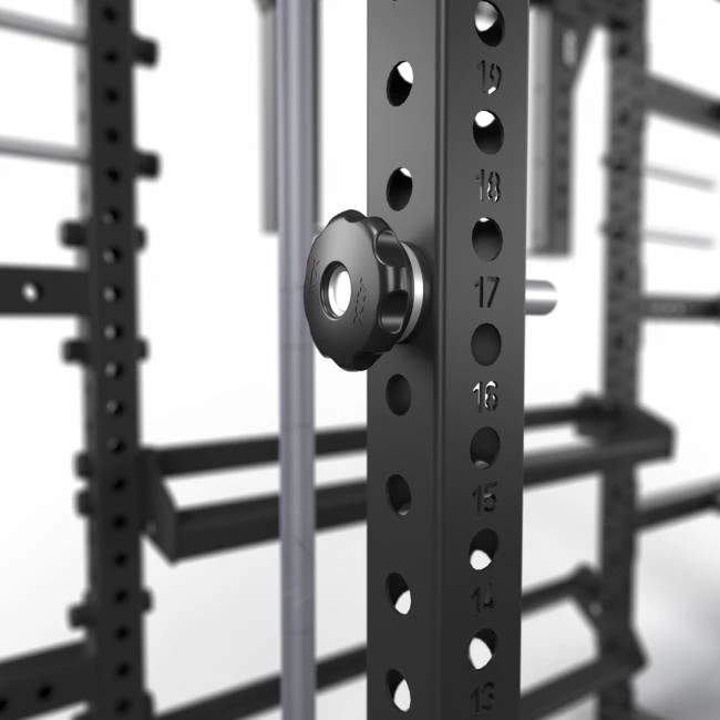 De ATX Smith Machine Option MPO-600 bevat 6 pinnen waarop de smith halterstang kan worden ingehaakt