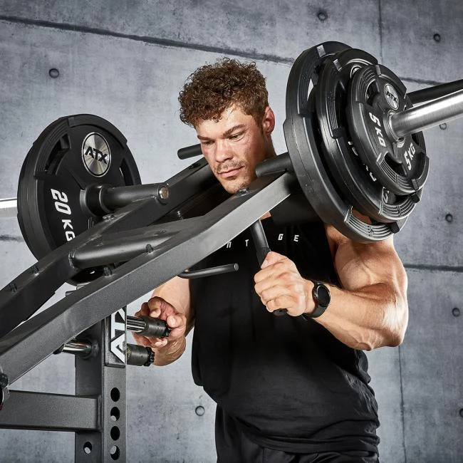 De ATX Squat Machine SQM-700 heeft twee instelbare start- en eindposities die geschikt zijn voor alle lichaamslengtes