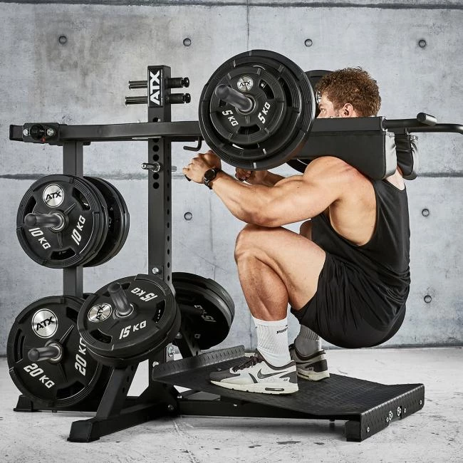 De uitstekende biomechanica van de ATX Squat Machine SQM-700 zorgt voor maximale efficiëntie met squatten