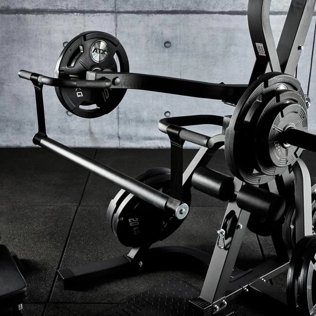 De Straight Bar die is inbegrepen bij het ATX Triplex Workout Station kan worden gebruikt voor squats en bankdrukken met smalle grip