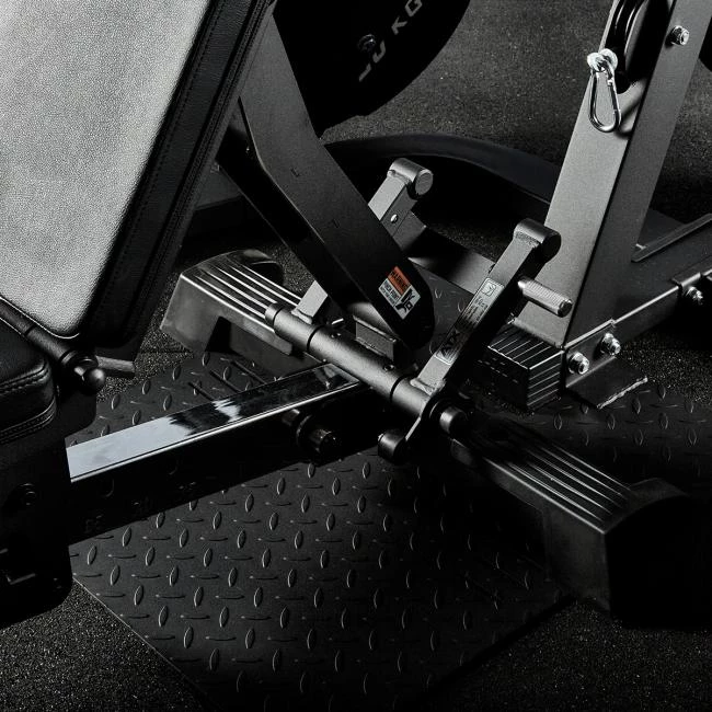 De  bank van het ATX Triplex Workout Station heeft een inklapbare steunarm voor extra zware belasting in de vlakke positie