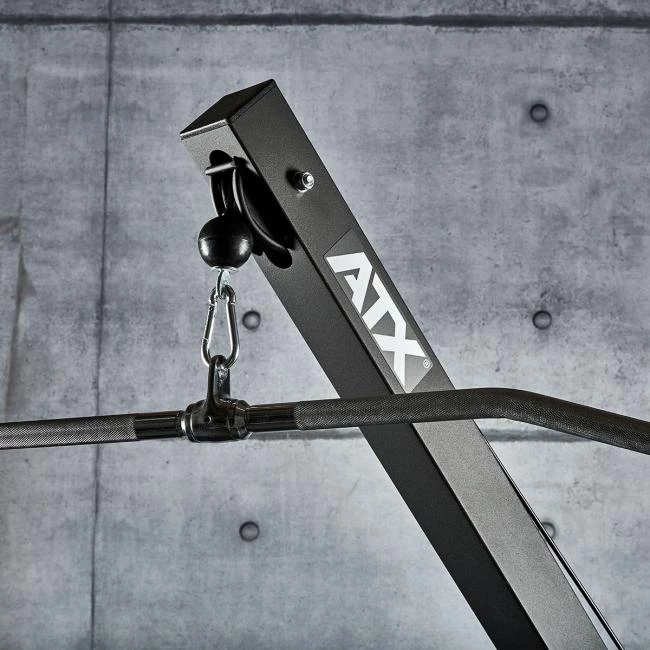 De hoge kabel van het ATX Triplex Workout Station kan worden gebruikt voor lat pulldowns, triceps press en meer