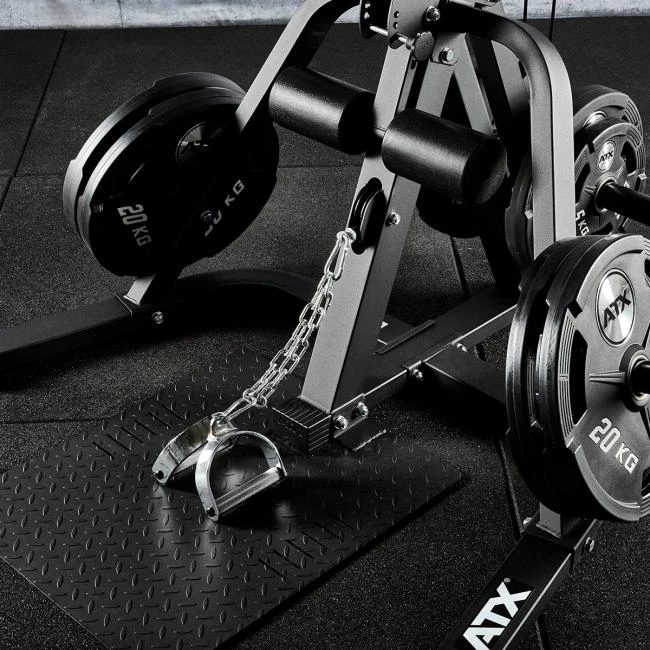 De lage kabel van het ATX Triplex Workout Station kan gebruikt worden voor seated rows, bicep curls en meer
