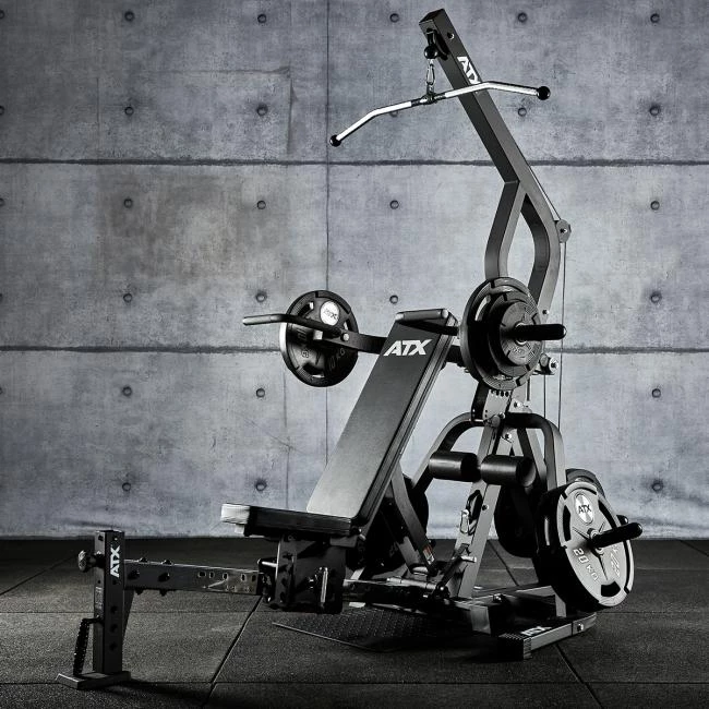 Het ATX Triplex Workout Station combineert hefarmen, een lat pulley en een verstelbare trainingsbank in één toestel