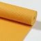 De yoga mat geel heeft een comfortabele antislip ribbelstructuur