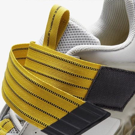 De klittenbandsluiting van de Nike Savaleos